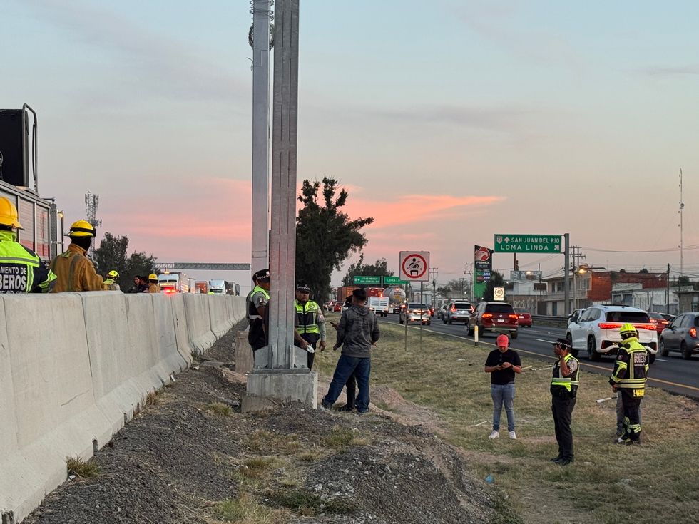 Bomberos realizan rescate de hombre atrapado en espectacular con radar de velocidad sobre autopista M\u00e9xico-Quer\u00e9taro en Loma Linda, San Juan del R\u00edo