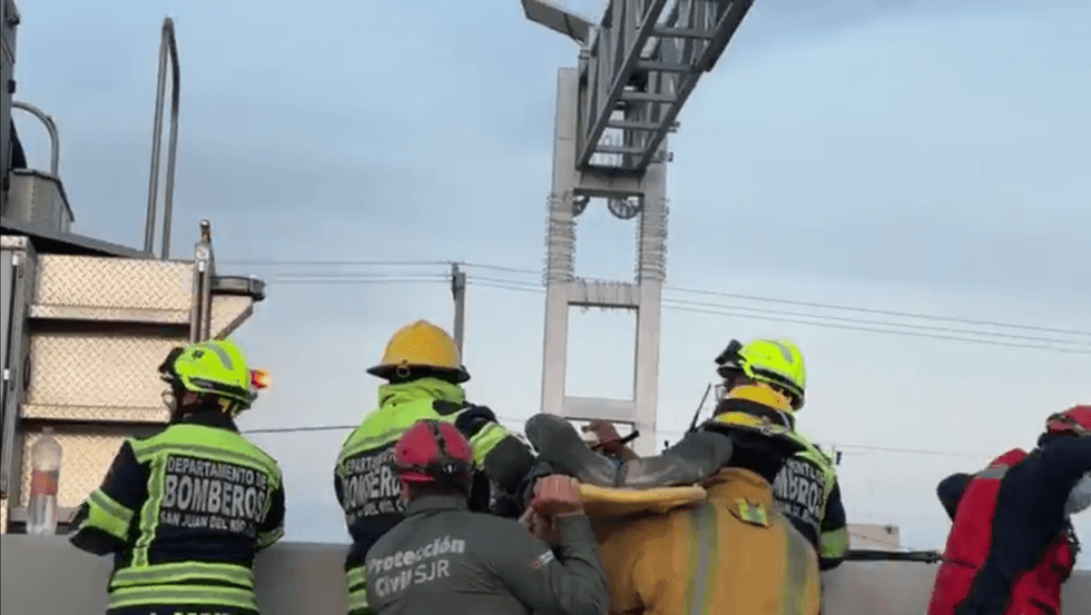 Bomberos realizan rescate de hombre atrapado en espectacular con radar de velocidad sobre autopista M\u00e9xico-Quer\u00e9taro en Loma Linda, San Juan del R\u00edo