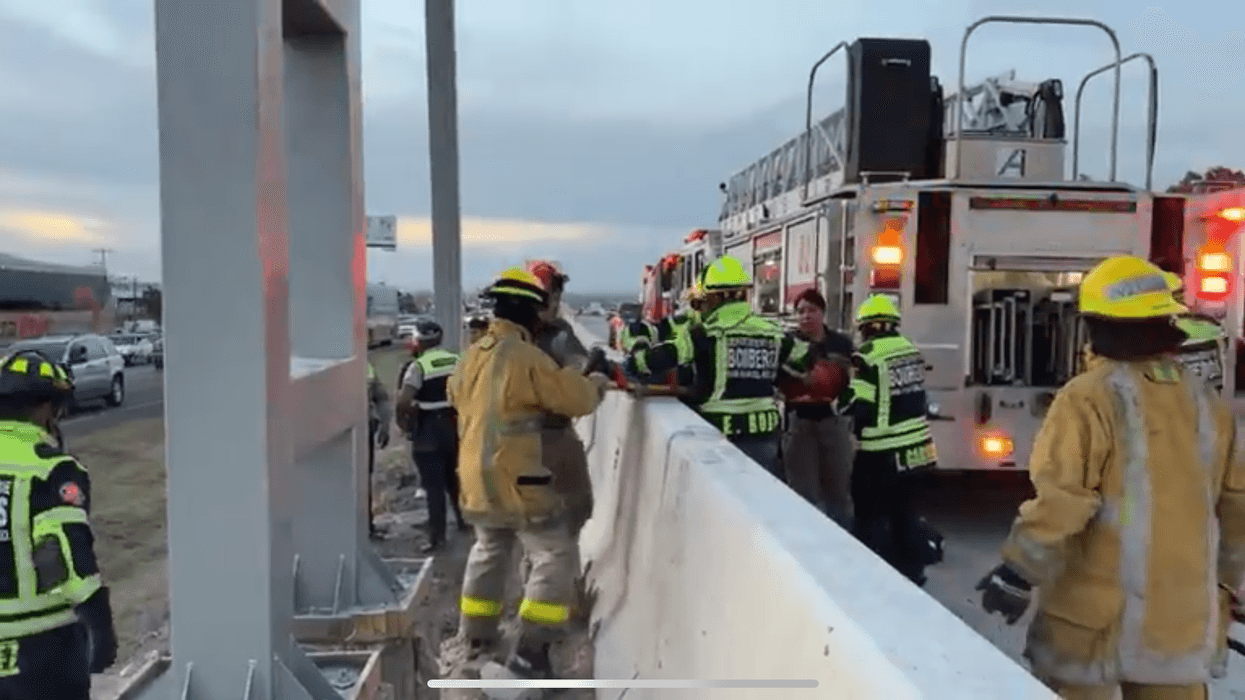 Bomberos realizan rescate de hombre atrapado en espectacular con radar de velocidad sobre autopista México-Querétaro en Loma Linda, San Juan del Río