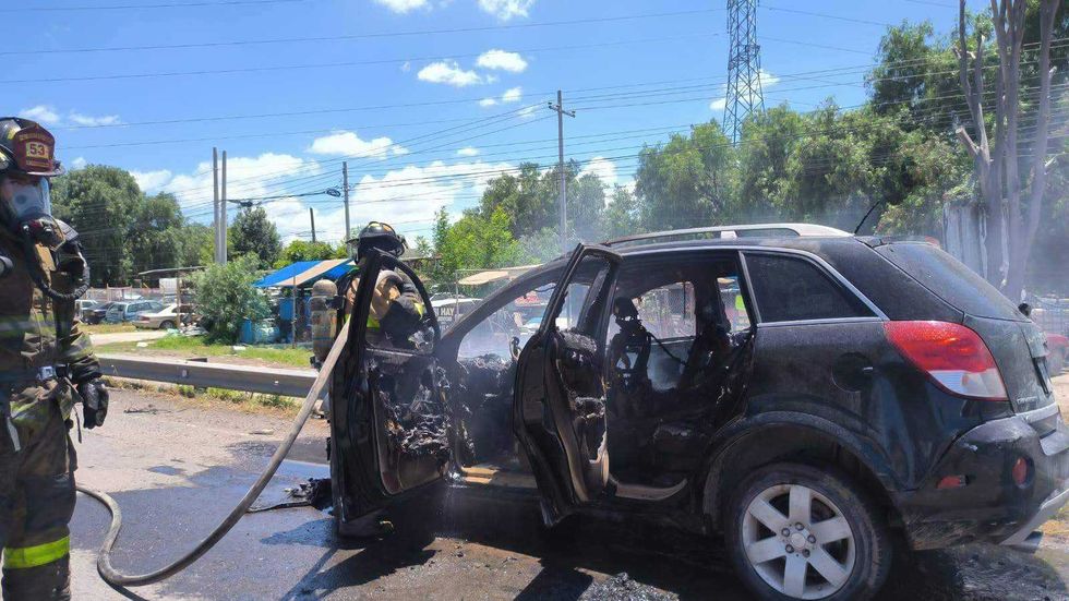 Bomberos SJR realizan labores de enfriamiento tras incendio vehicular en carretera 57.