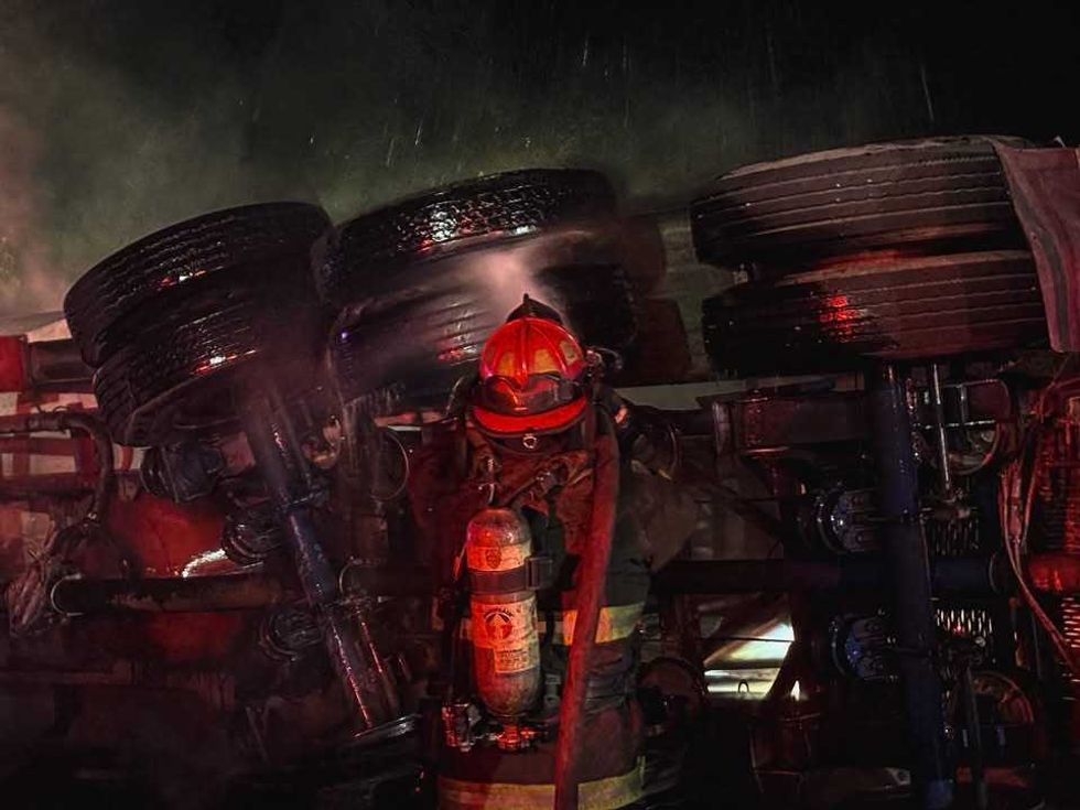 Bomberos Voluntarios de San Juan del R\u00edo sofocan incendio de tolva en kil\u00f3metro 179 de carretera Federal 45.