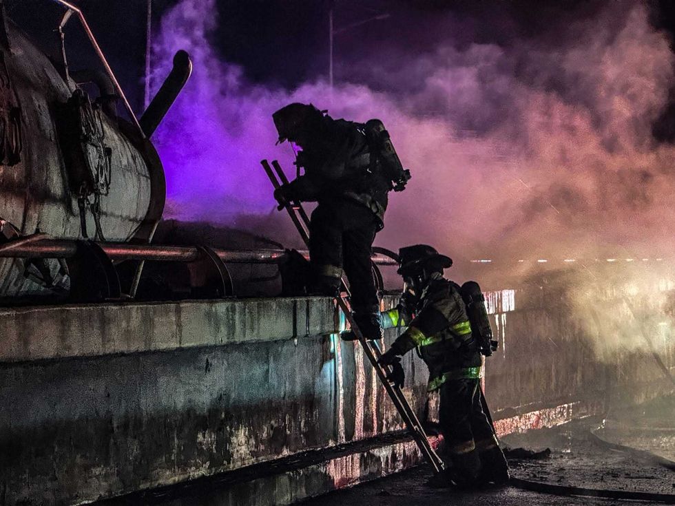 Bomberos Voluntarios de San Juan del R\u00edo sofocan incendio de tolva en kil\u00f3metro 179 de carretera Federal 45.