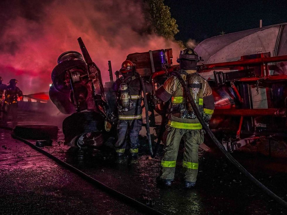 Bomberos Voluntarios de San Juan del R\u00edo sofocan incendio de tolva en kil\u00f3metro 179 de carretera Federal 45.