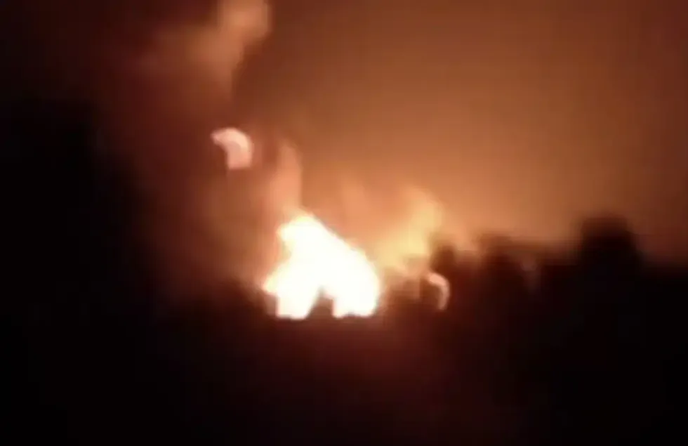 Bomberos y cuerpos de emergencia atienden el incendio de una pipa que explot\u00f3 tras un accidente en la carretera 57, en San Luis Potos\u00ed.