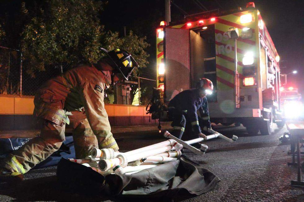 Bomberos y cuerpos de emergencia controlaron la fuga de amoníaco en el Parque Industrial Bernardo Quintana sin que se registraran personas afectadas. Foto: Bomberos Querétaro.