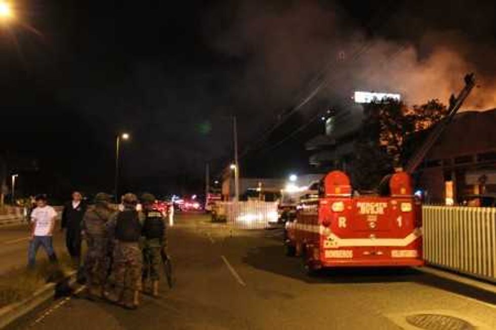 Bomberos y personal del Ejércitos. FOTO ROTATIVO
