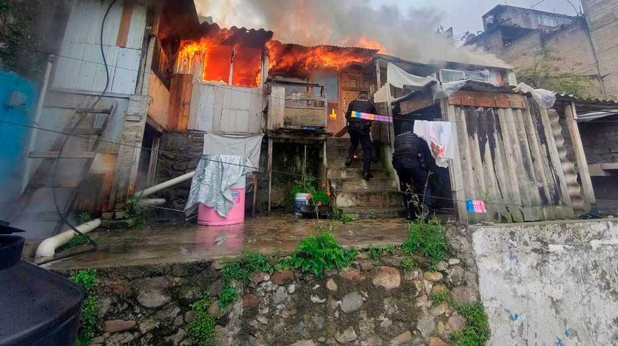 Bomberos y policías de la SSC controlan incendio en vivienda de la colonia Corpus Christi, Álvaro Obregón