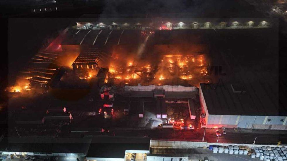 Bomberos y Protección Civil atienden incendio en nave industrial del Parque Balvanera en Corregidora. Foto: PC Corregidora.
