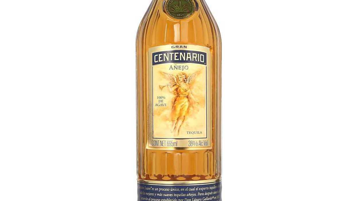 Botella de tequila Gran Centenario Añejo. Imagen ilustrativa de la marca, no corresponde al lote L 061 24 de 950 mL señalado en la alerta de COFEPRIS.