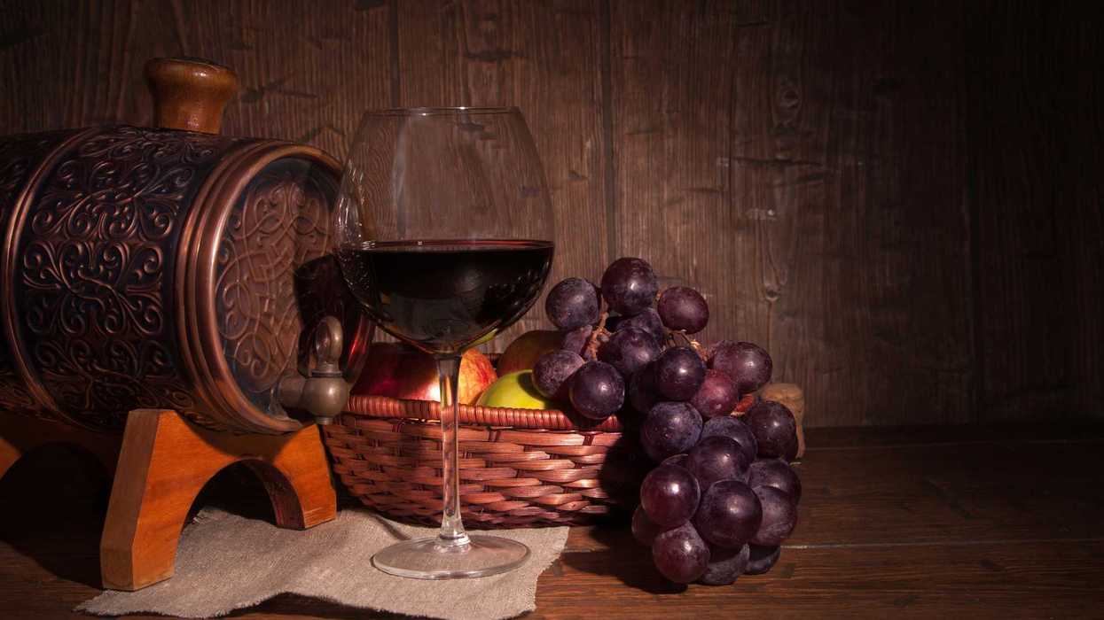 Botellas o barricas de vino asociadas a la Ruta del Queso y el Vino en San Juan del Río.