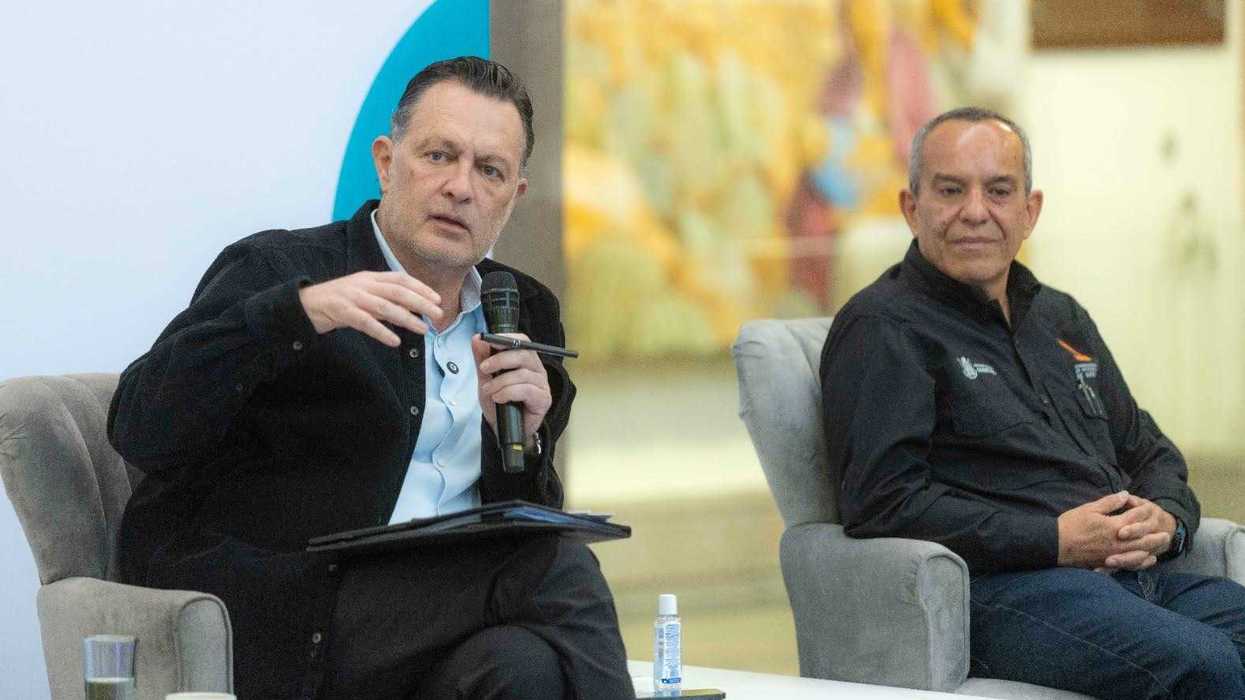 Brigada de control del gusano barrenador revisa ganado en zona rural de Querétaro en 2026