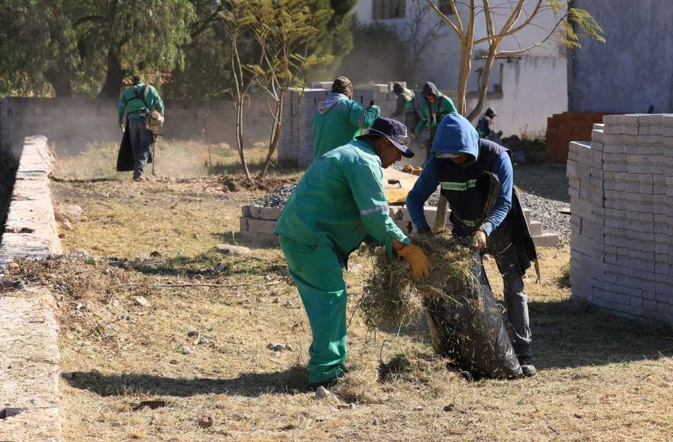 Brigadas municipales realizan labores de poda y limpieza durante jornada comunitaria en San Miguel Arc\u00e1ngel, San Juan del R\u00edo