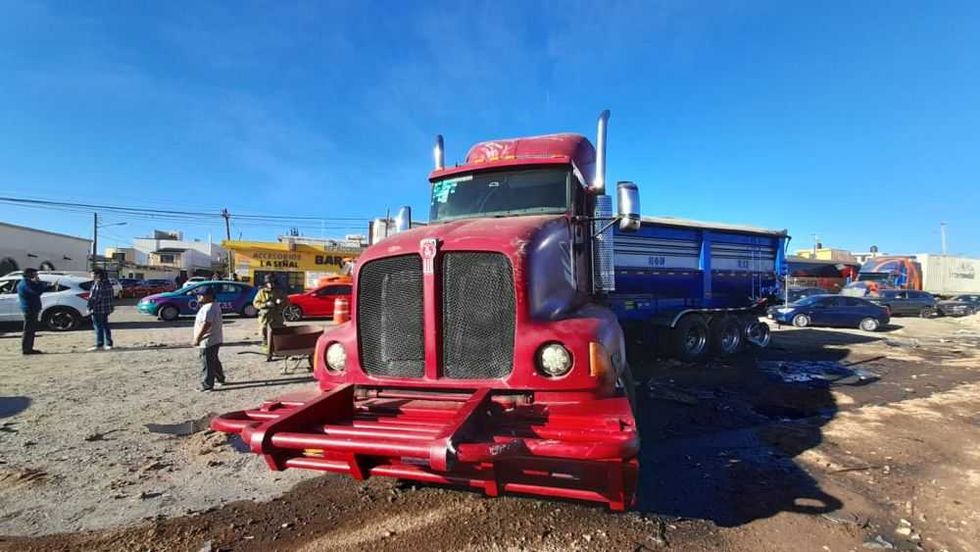 Brutal choque de tráileres en la México Querétaro.