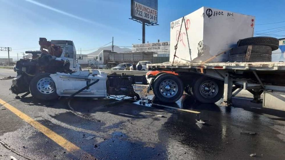 Brutal choque de tráileres en la México Querétaro.
