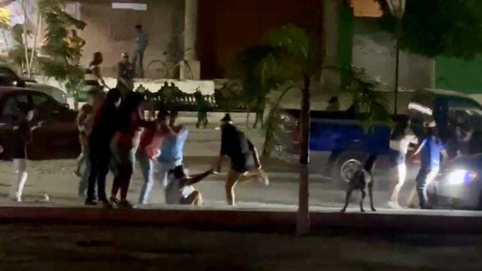 Brutal riña entre familias en Pedro Escobedo deja varios lesionados y un atropellado.