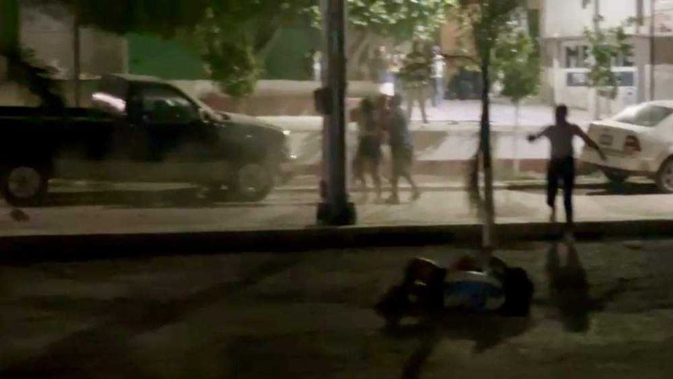 Brutal riña entre familias en Pedro Escobedo deja varios lesionados y un atropellado.