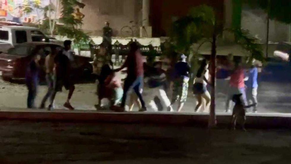 Brutal riña entre familias en Pedro Escobedo deja varios lesionados y un atropellado.