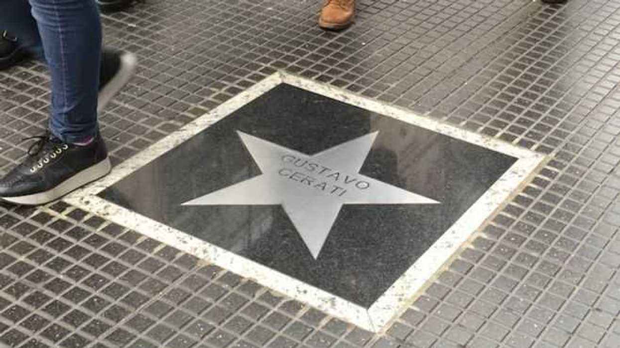 Buenos Aires estrenó su Paseo de la Fama con placas que homenajean a los músicos Gustavo Cerati, Luis Alberto Spinetta, Charly García y Pappo. FOTO/NOTIMEX