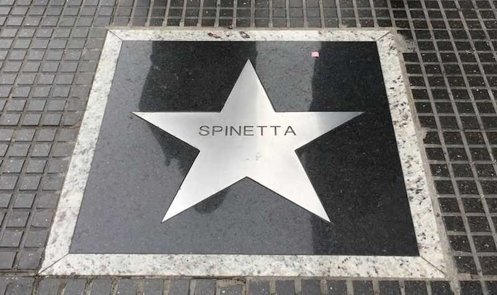 Buenos Aires estrenó su Paseo de la Fama con placas que homenajean a los músicos Gustavo Cerati, Luis Alberto Spinetta, Charly García y Pappo. FOTO/NOTIMEX