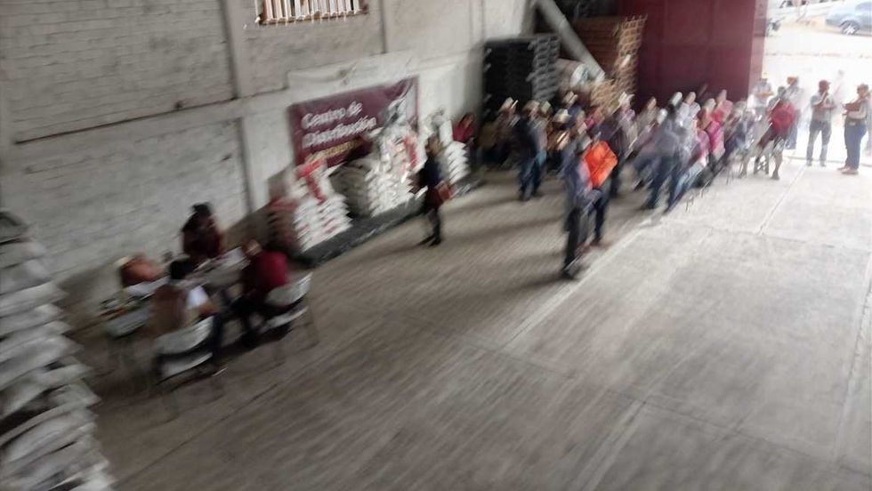 Bultos de fertilizante apilados en un centro de distribuci\u00f3n del programa federal para productores de San Juan del R\u00edo.