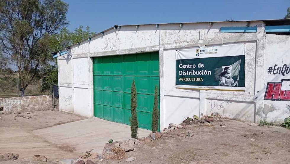 Bultos de fertilizante apilados en un centro de distribuci\u00f3n del programa federal para productores de San Juan del R\u00edo.
