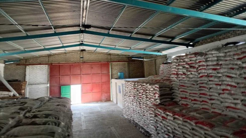 Bultos de fertilizante apilados en un centro de distribuci\u00f3n del programa federal para productores de San Juan del R\u00edo.