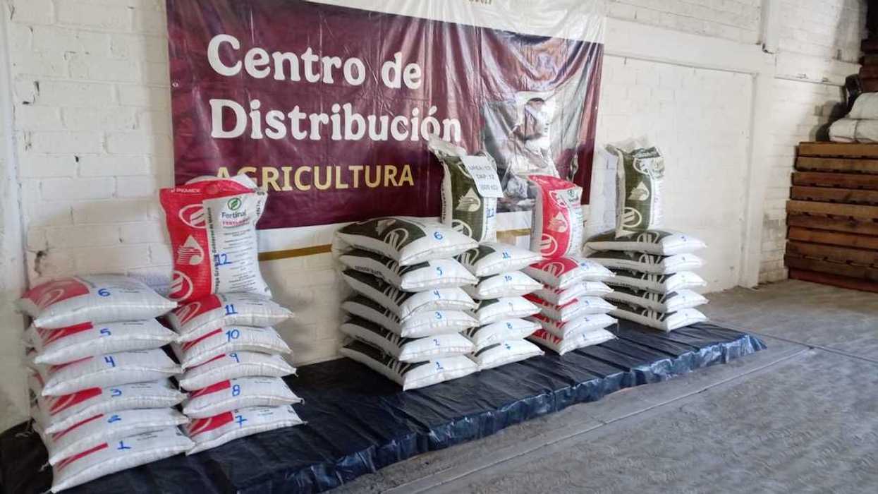 Bultos de fertilizante apilados en un centro de distribución del programa federal para productores de San Juan del Río.
