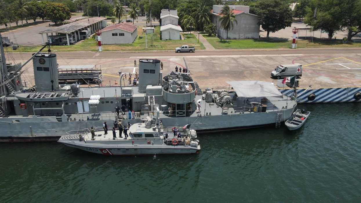 Buque de guerra y lancha de la Armada de México atracados en la Décima Sexta Zona Naval de Lázaro Cárdenas tras el aseguramiento de 54 bultos de presunta cocaína en el Pacífico