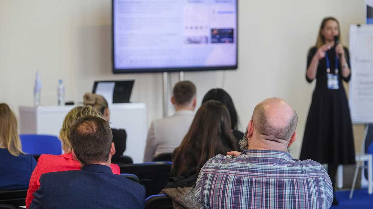 Buscadores de empleo en Querétaro revisan ofertas laborales en dispositivo digital para identificar fraudes laborales en Querétaro y San Juan del Río.