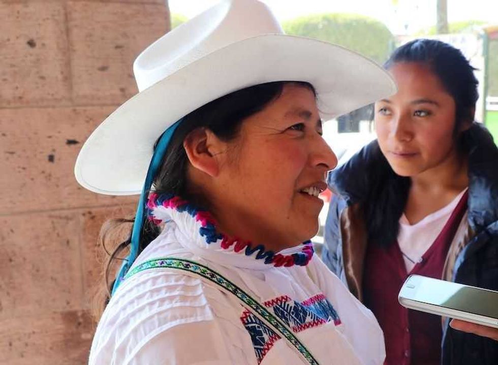 buscan defender munecas otomies del mercado de importacion 5 1