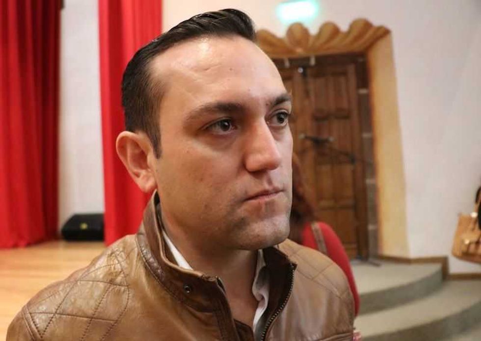 buscan defender munecas otomies del mercado de importacion3