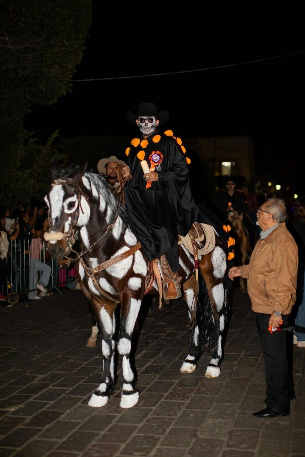 Cabalgata de los Muertos en San Juan del R\u00edo: jinete con penacho de plumas y cempas\u00fachil sobre caballo negro