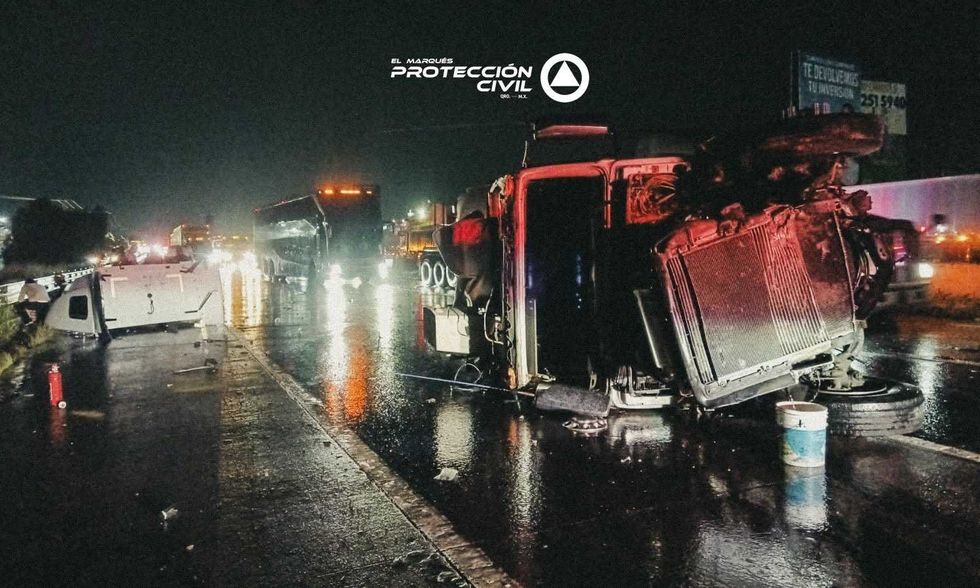 Cabina de un tractocami\u00f3n volcada sobre el costado de la autopista M\u00e9xico-Quer\u00e9taro, a la altura de San Isidro Miranda, El Marqu\u00e9s.