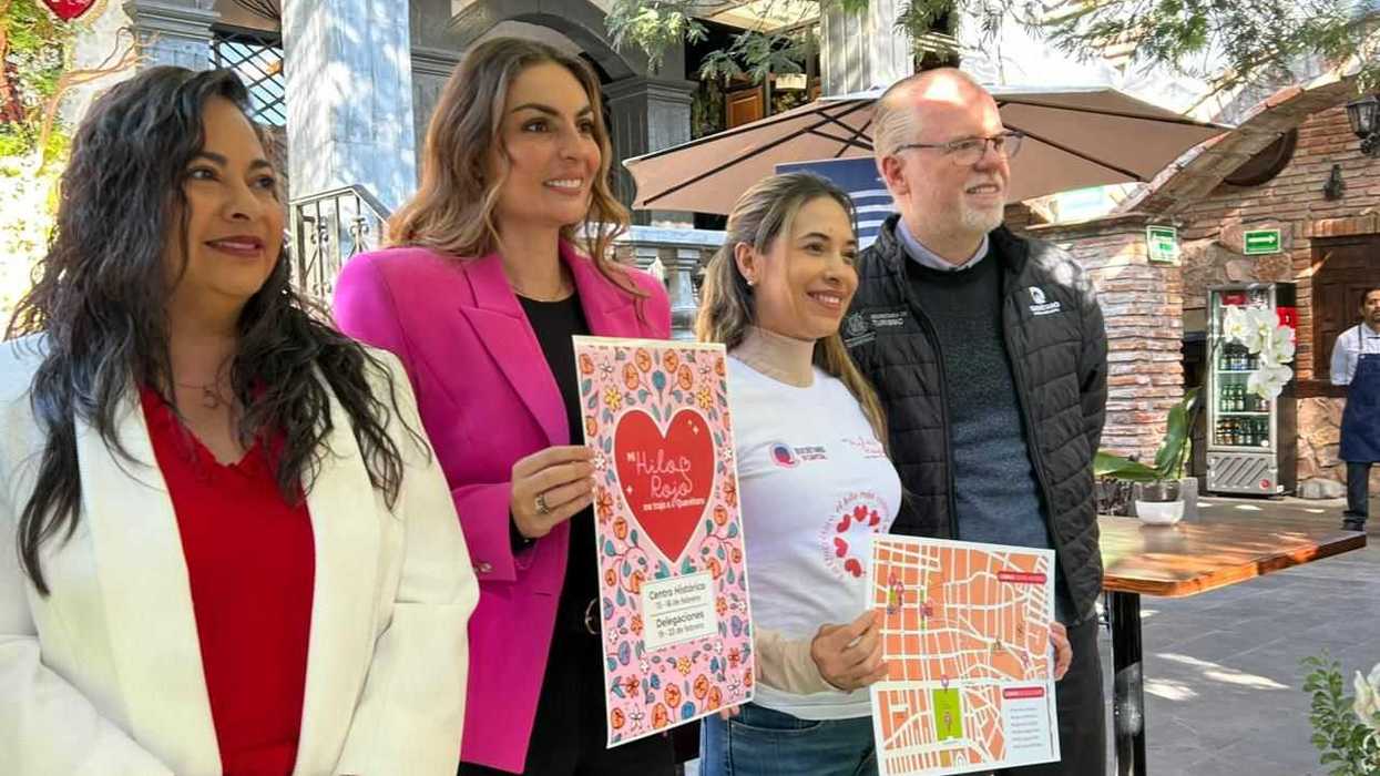 Cabinas itinerantes de la campaña Mi Hilo Rojo con esferas sorpresa en el centro histórico de Querétaro