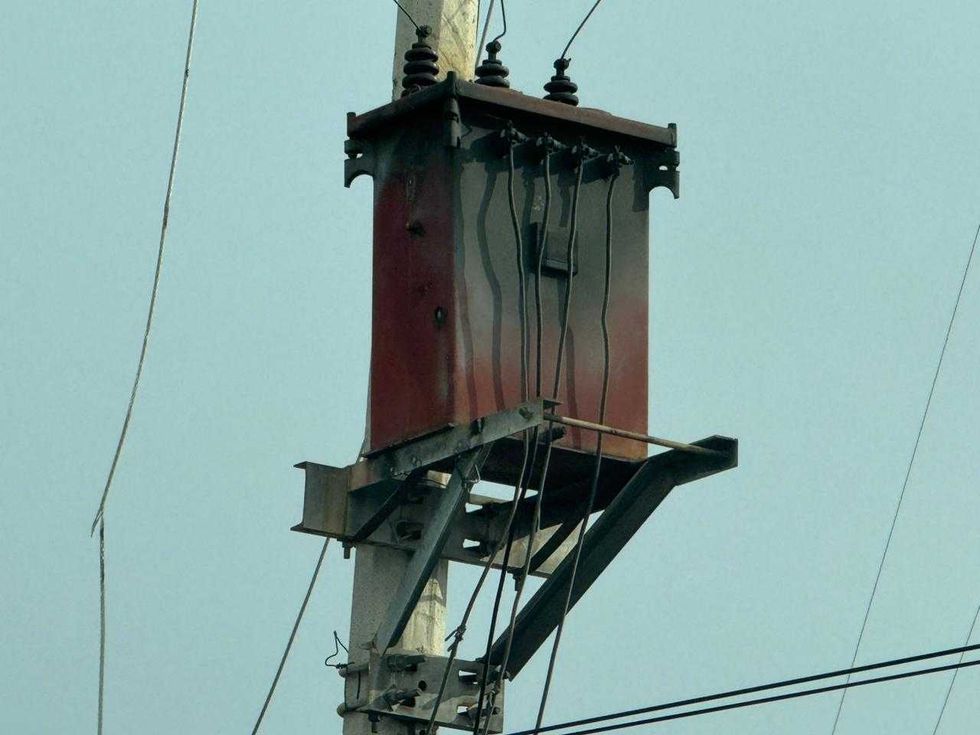 Cables el\u00e9ctricos rotos sobre Boulevard Hidalgo en San Juan del R\u00edo tras rachas de aire