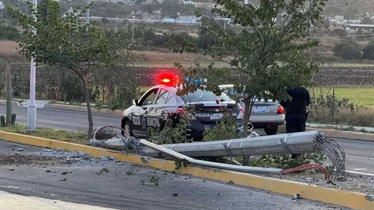 Cabrera buscará recuperar postes caídos por accidentes en San Juan del Río.