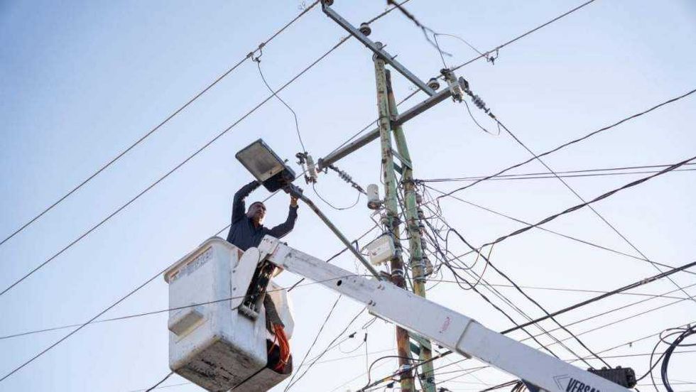 Cabrera Valencia supervisa mejoras en Parque La Floresta para beneficio ciudadano.