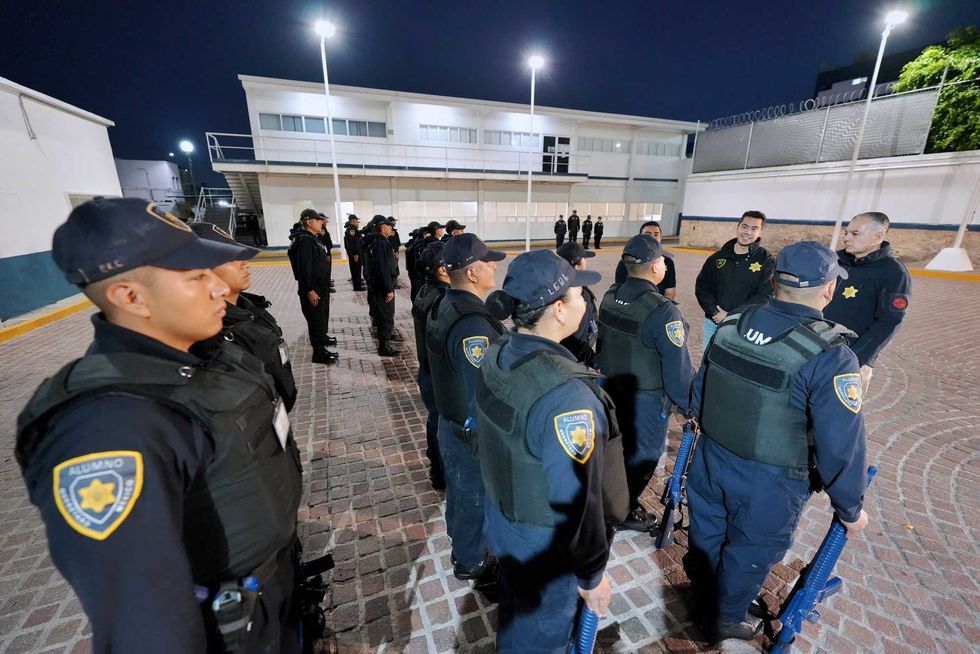 Cadetes del Instituto Policial de Estudios Superiores realizan honores a la bandera en las instalaciones de la SSPMQ en Quer\u00e9taro.