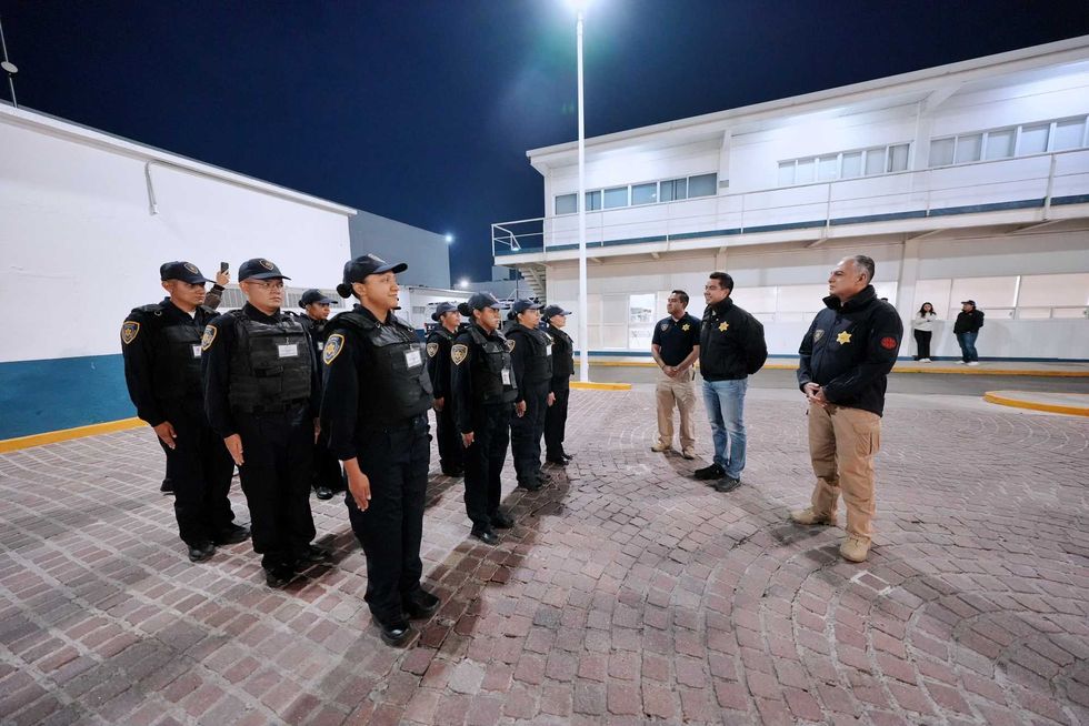 Cadetes del Instituto Policial de Estudios Superiores realizan honores a la bandera en las instalaciones de la SSPMQ en Quer\u00e9taro.