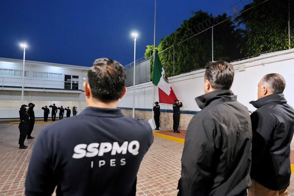 Cadetes del Instituto Policial de Estudios Superiores realizan honores a la bandera en las instalaciones de la SSPMQ en Quer\u00e9taro.