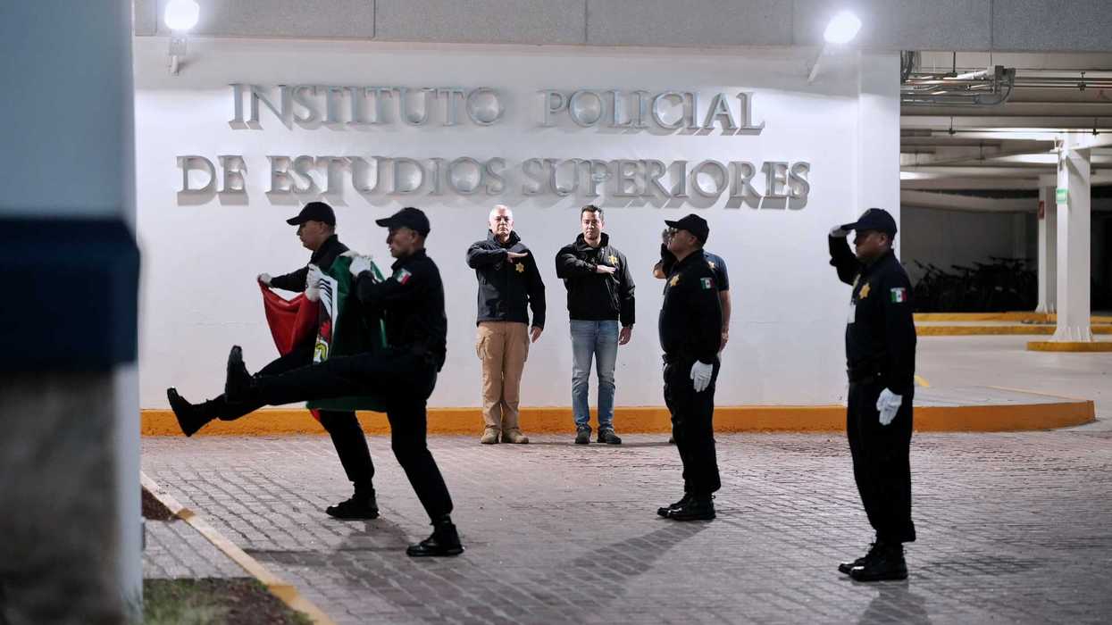 Cadetes del Instituto Policial de Estudios Superiores realizan honores a la bandera en las instalaciones de la SSPMQ en Querétaro.