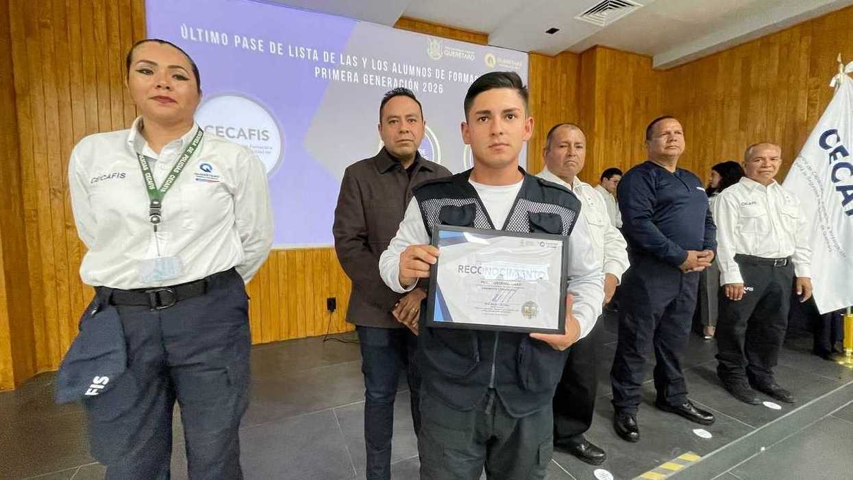 Cadetes formados del CECAFIS reciben su moneda de graduación en ceremonia de egreso como policías en Querétaro.
