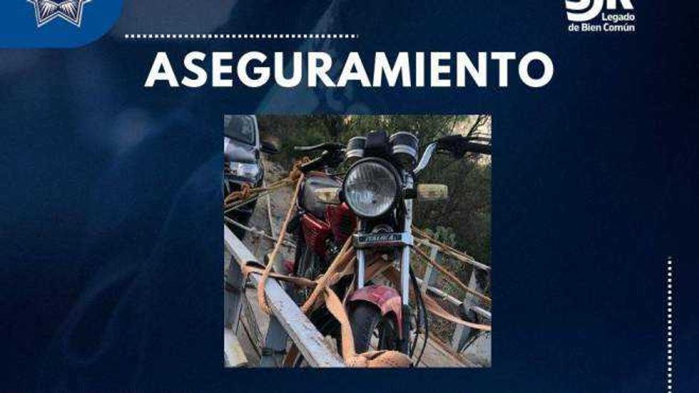 Cae armado en Santa Rita: policía asegura escopeta ilegal y moto robada en San Juan del Río.