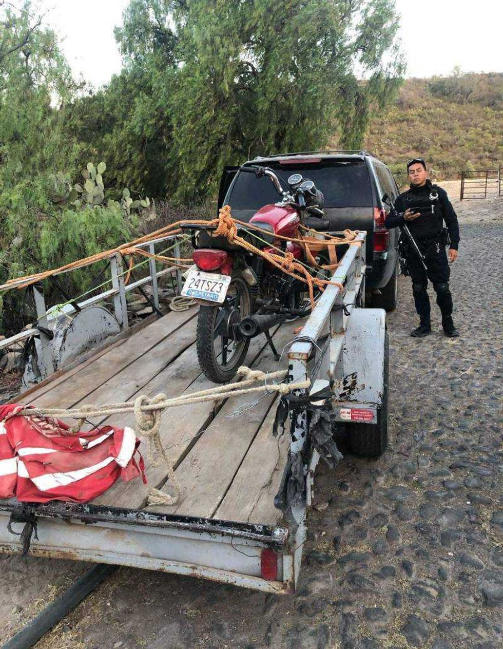 Cae armado en Santa Rita: policía asegura escopeta ilegal y moto robada en San Juan del Río.