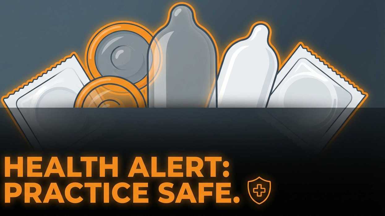 Caja de condones sobre mostrador de farmacia en México con anuncio de alza por guerra en Irán.