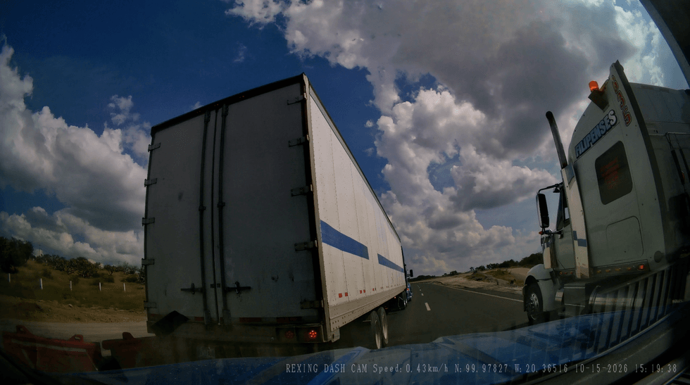 Caja de tr\u00e1iler en maniobra sobre la autopista M\u00e9xico-Quer\u00e9taro.