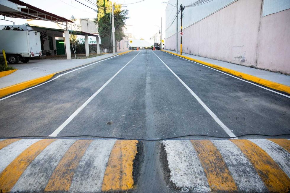 Calle 2 Poniente rehabilitada con pavimento nuevo y alumbrado p\u00fablico en colonia Valle de Oro, San Juan del R\u00edo