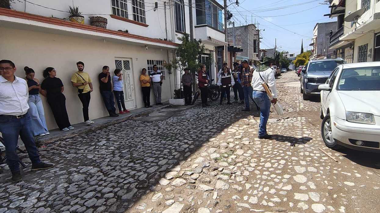 Calle adoquinada en estado deteriorado en Ezequiel Montes donde Conagua rehabilita la red de agua potable en la calle Agapito Pozo