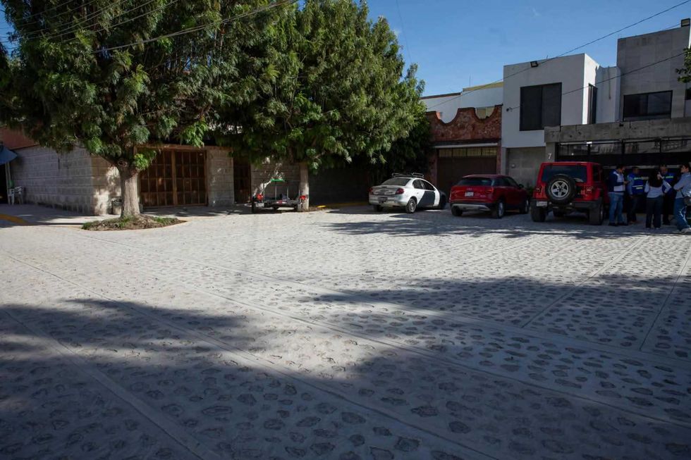 Calle Cadereyta con empedrado h\u00famedo y guarnici\u00f3n amarilla rehabilitada en Vegas del R\u00edo, San Juan del R\u00edo