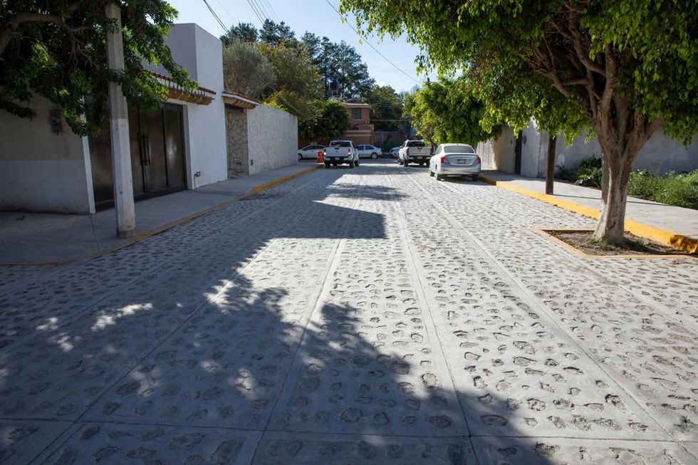 Calle Cadereyta con \u00e1rboles, guarnici\u00f3n amarilla y autos estacionados tras su rehabilitaci\u00f3n en Vegas del R\u00edo